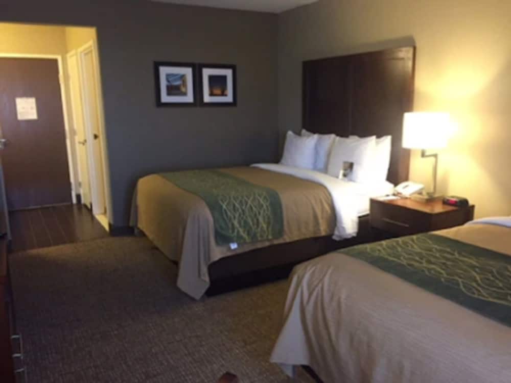 Standard Room, 2 Queen Beds, Non Smoking - Photo 1