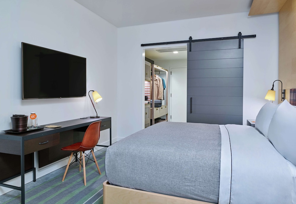 Deluxe Room, 1 King Bed, Accessible, City View (Hearing)