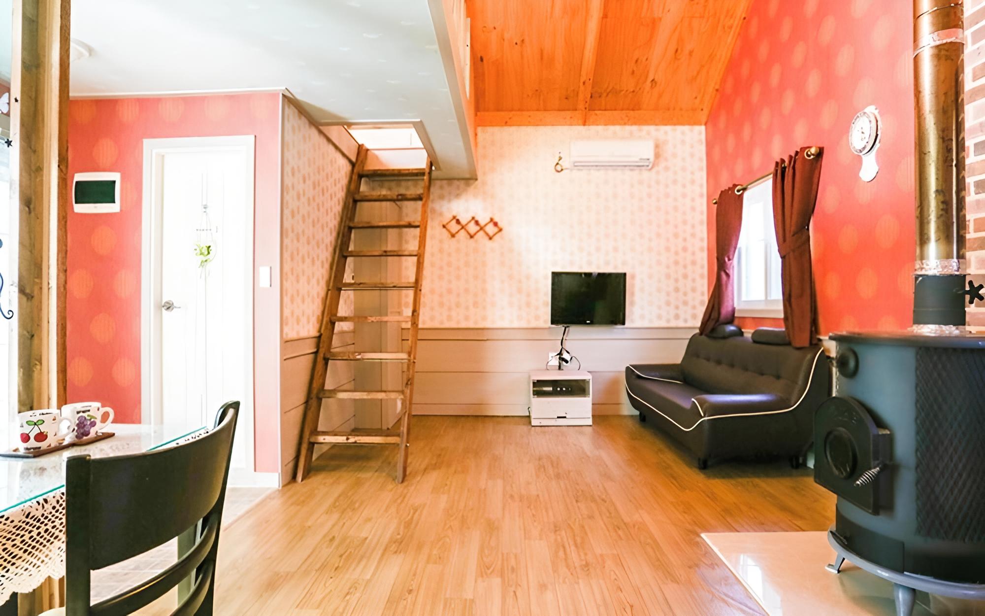 Room (Red (Unshared House Duplex)) photo 3