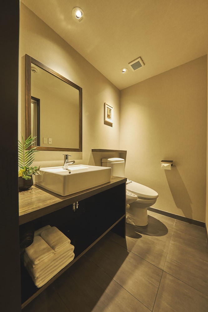 Standard Double Room, 1 Queen Bed, Non Smoking, Bathtub (Low Bed) photo 3