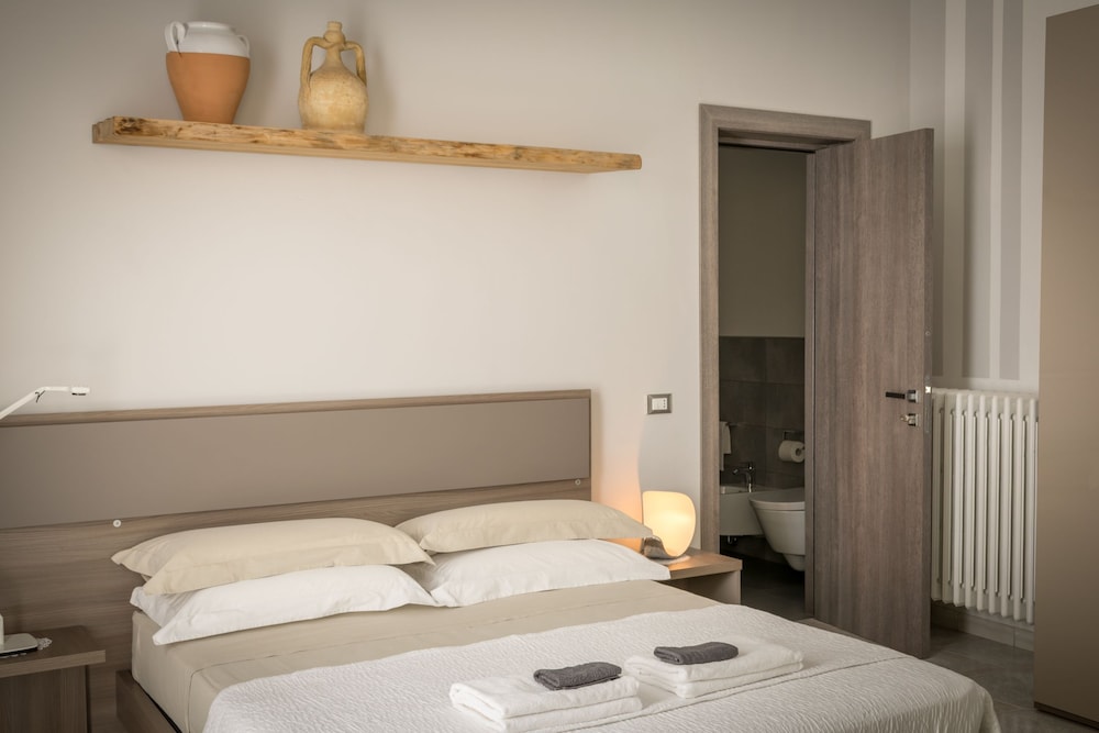 Design Double Room, 1 Queen Bed, Ensuite, City View (Porta Rudiae)
