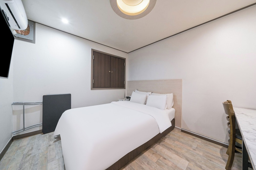Economy Double Room photo 3