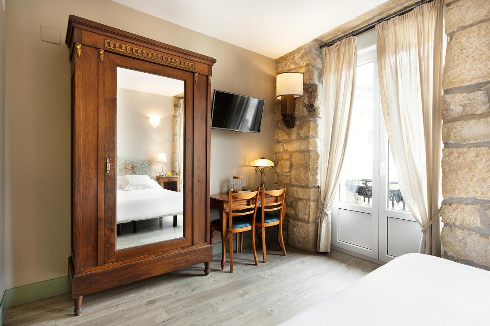 Superior Double or Twin Room - Photo 5