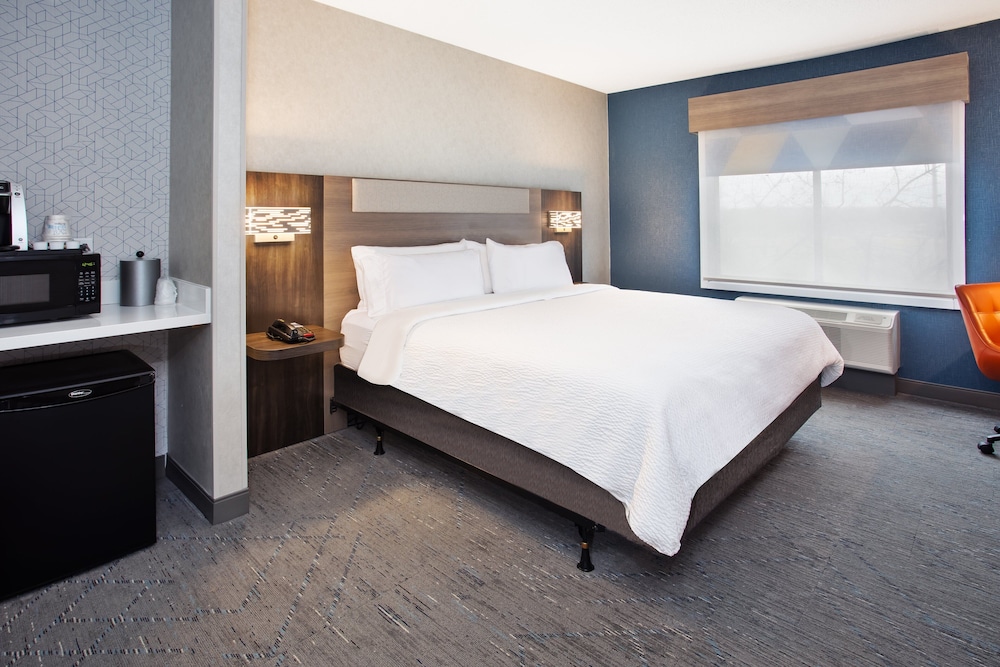 Standard Room, 1 King Bed, Mobility Accessible, Non Smoking (Communications) - Photo 4
