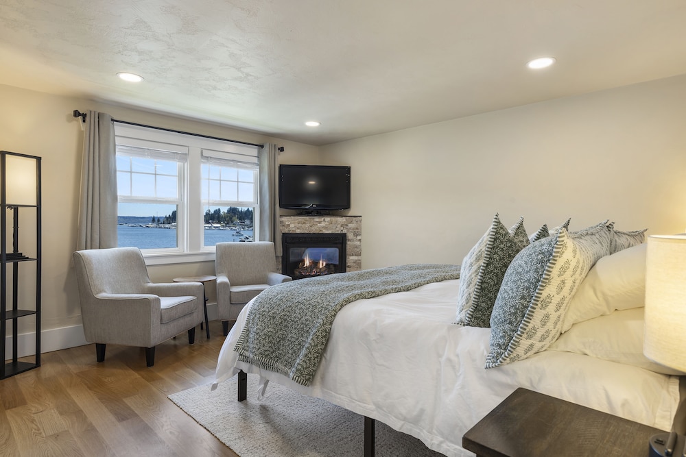Deluxe Single Room, 1 King Bed, Fireplace, Oceanfront photo 1