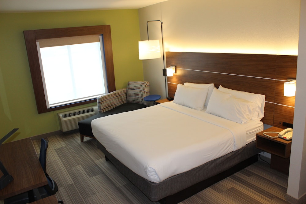 Deluxe Room, 1 King Bed, Accessible, Non Smoking (Hearing, Roll-In Shower) - Photo 2