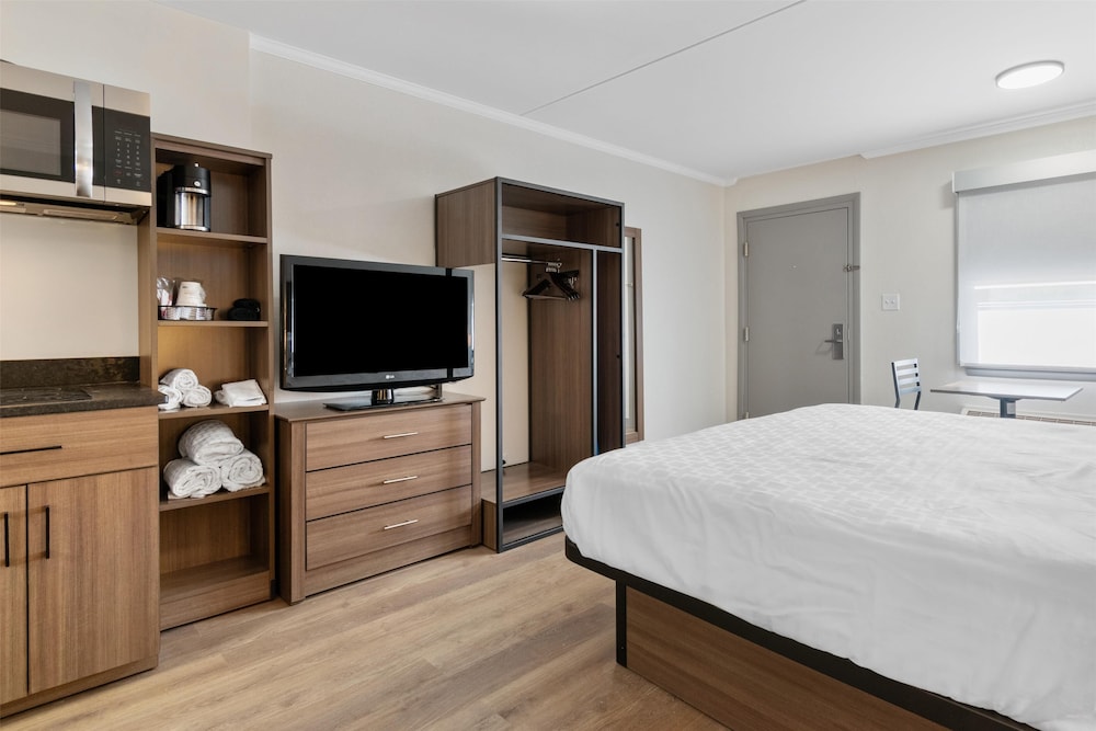 Standard Room, 1 King Bed, Non Smoking, Kitchenette (1st Floor) photo 3
