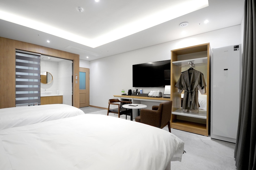 Deluxe Twin Room - Photo 2