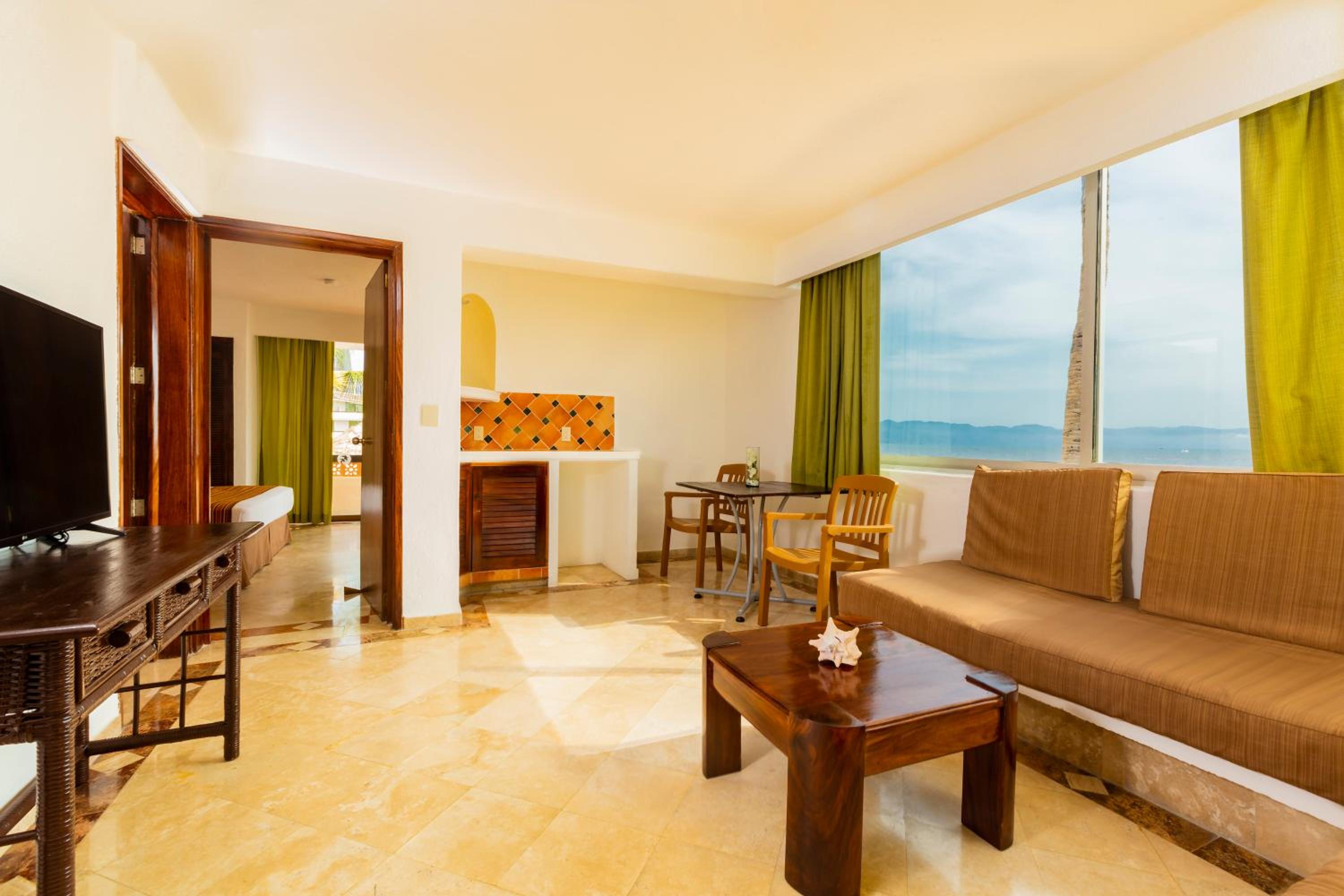 Double Room with Balcony and Sea View - Photo 3