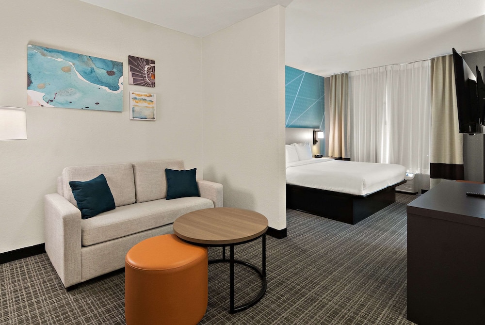 1 Bed King Suite Non Smoking with Whirlpool photo 2