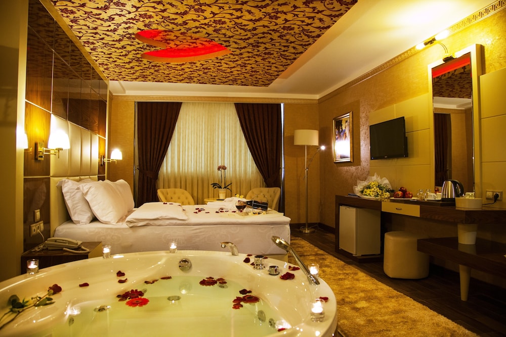 Deluxe Suite, Jetted Tub photo 1