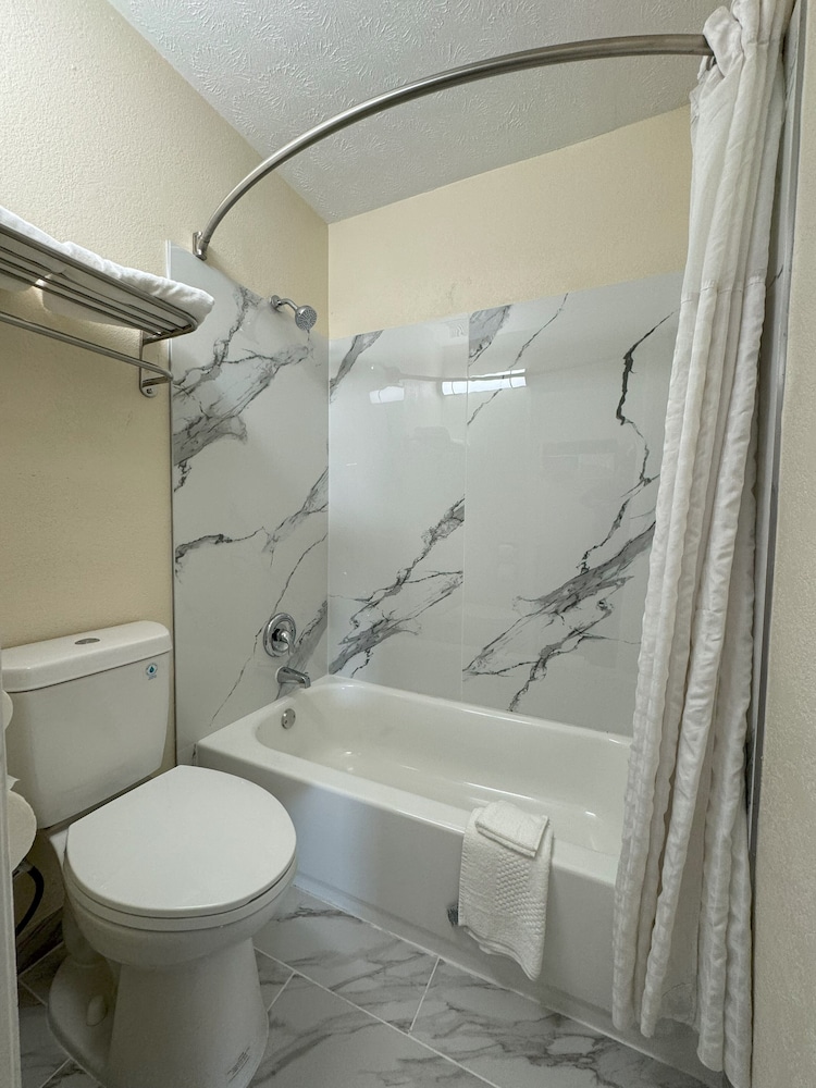 Standard Room, 2 Queen Beds, Non Smoking - Photo 4