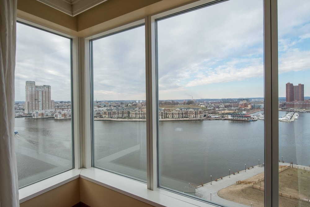 Room, 1 King Bed, Harbor View, Corner - Photo 7
