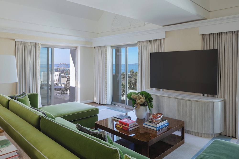 Suite, 1 King Bed, (Malibu Sunset)