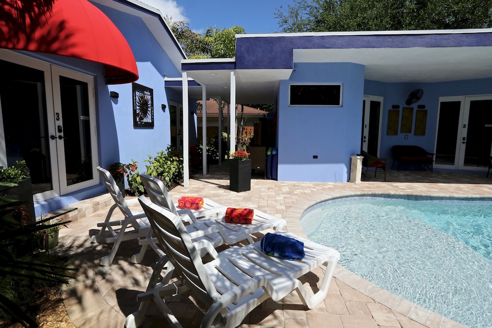 Premium Room, 1 King Bed, Non Smoking, Pool View (Poolside King Room 2) photo 2