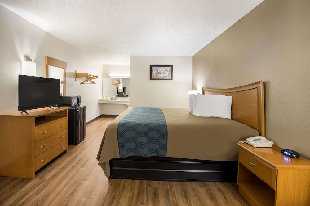 Standard Room, 1 King Bed, Smoking photo 3