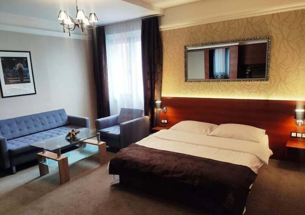 Business Studio, 1 King Bed, Refrigerator photo 1