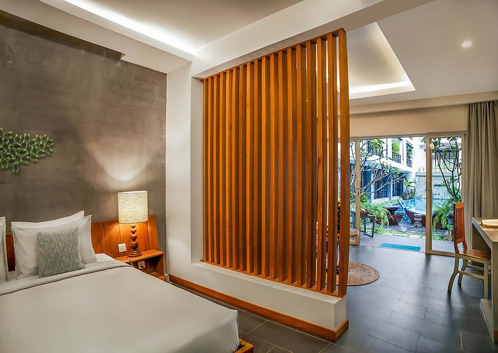 Suite Access Pool - Photo 1