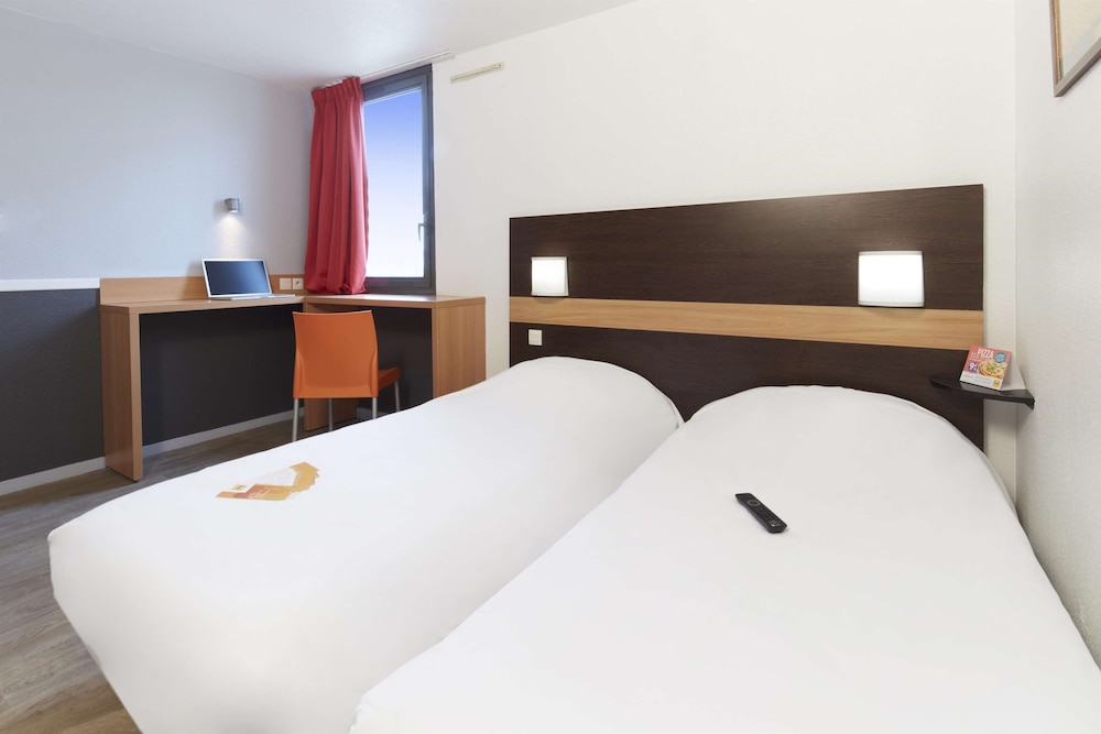 Standard Room, 2 Twin Beds - Photo 12