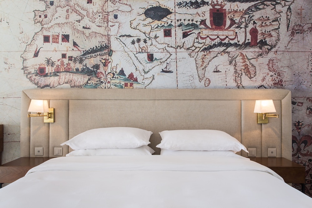 Deluxe Room, 1 Queen Bed, Pool View - Photo 4