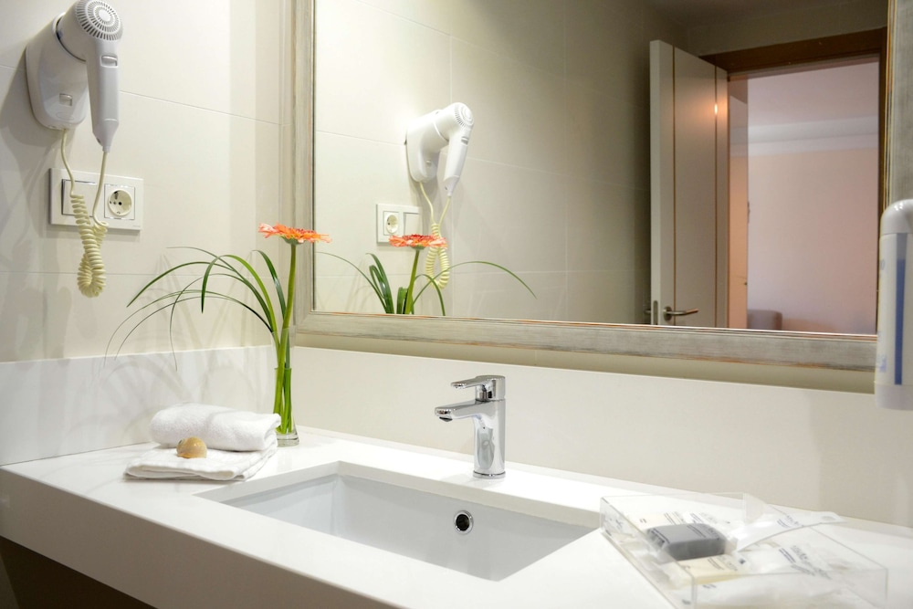 Suite 1 Bedroom (3 Adults+1child)