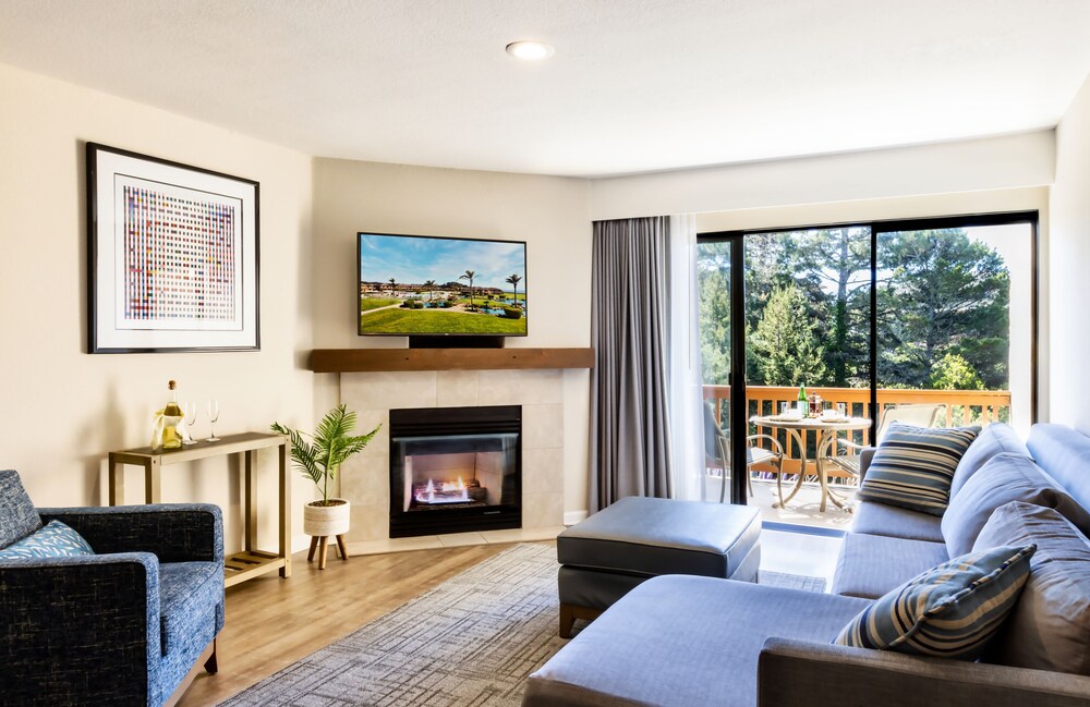 Signature Suite, 1 Queen Bed with Sofa bed, Garden View (Suite-Garden View)