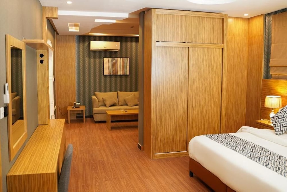 Suite - Photo 10