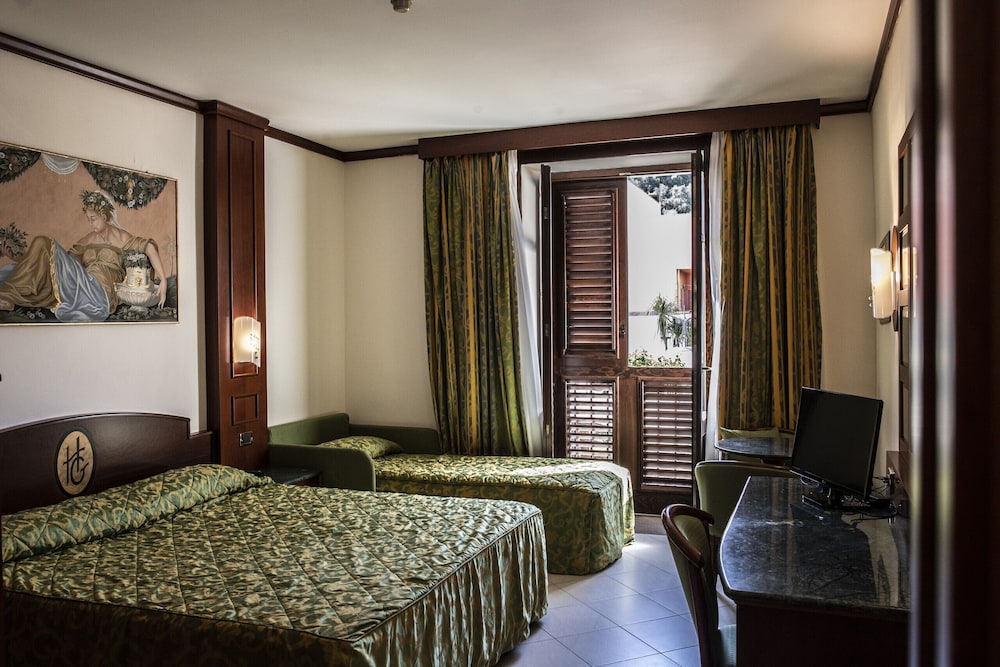 Triple Room, 1 Double Bed with Sofa bed, Garden View photo 1