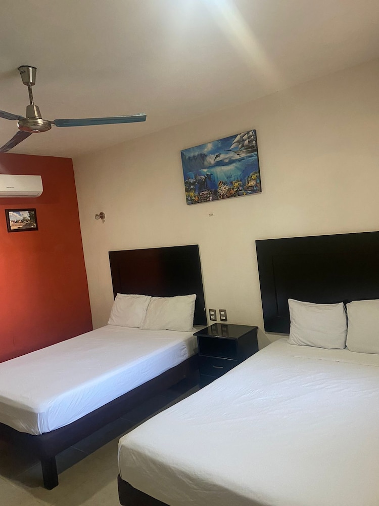 Habitación Comfort, 2 camas dobles, nevera, vistas al jardín.