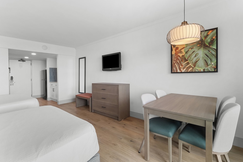 Oceanfront Deluxe Room - Photo 7