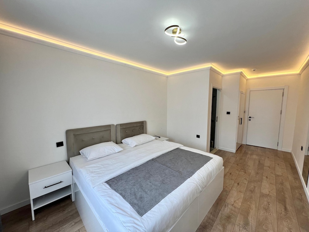 Classic Room, 1 Queen Bed, Mountain View photo 2
