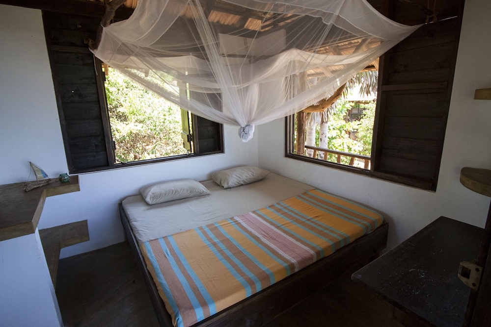 Comfort Tree House, Ocean View, Beachfront photo 2