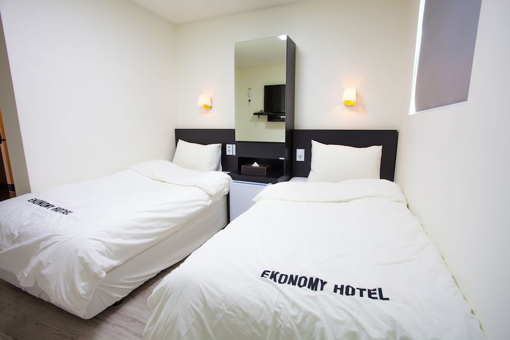 Economy Twin (Light Breakfast for 2 people, Free Access of Community Room - 1 hour per stay) photo 2