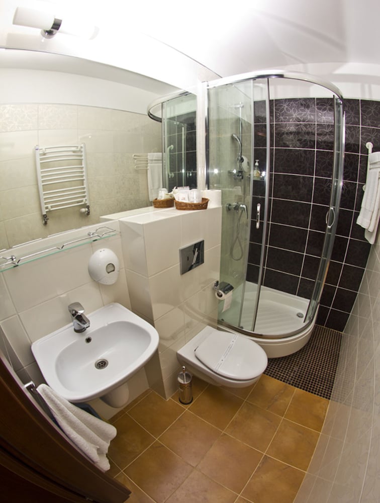 Economy Twin Room, 2 Twin Beds, Ensuite photo 3