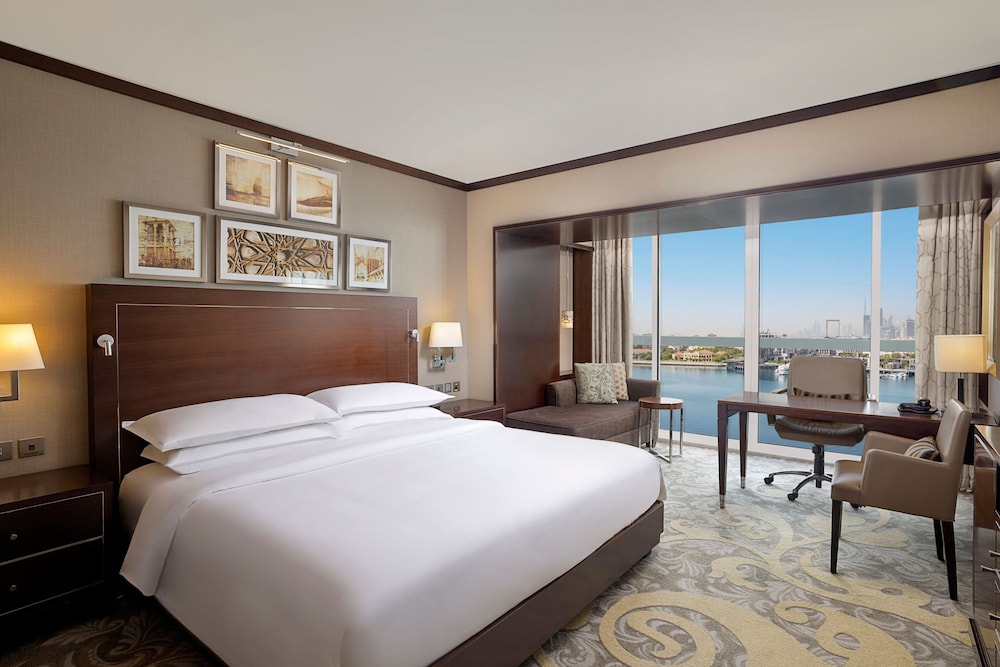 Executive Room, 1 King Bed, Club lounge access photo 3