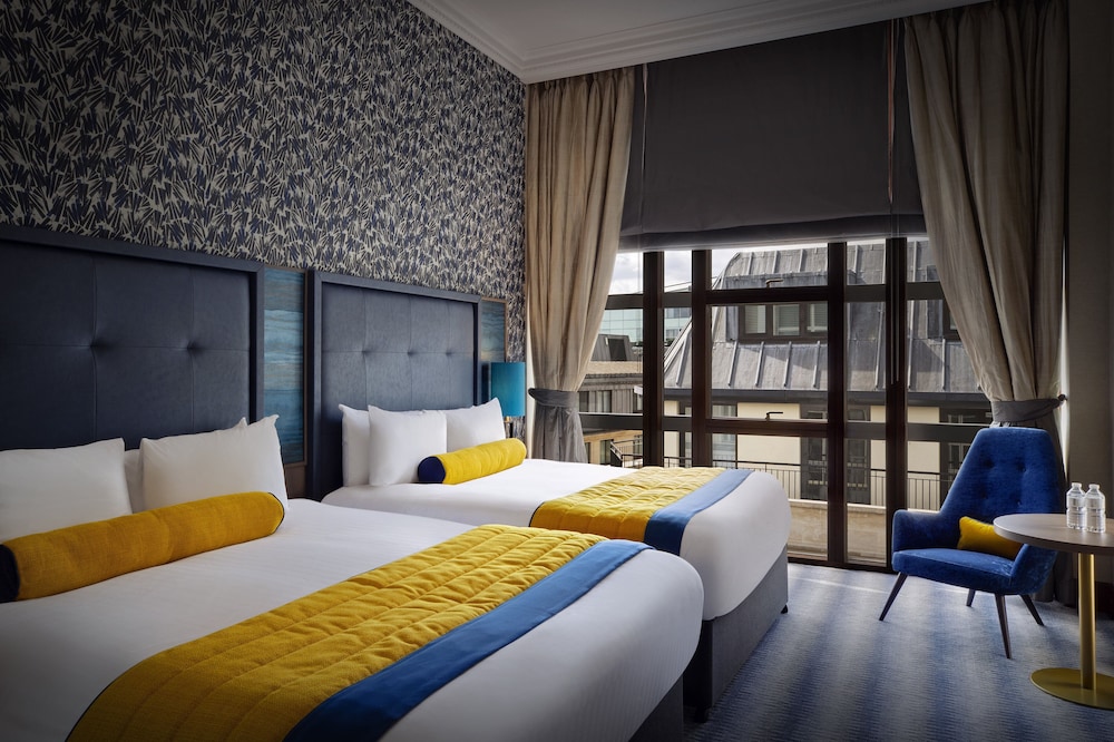 Superior Room (with 2 Queen Beds) thumbnail 5