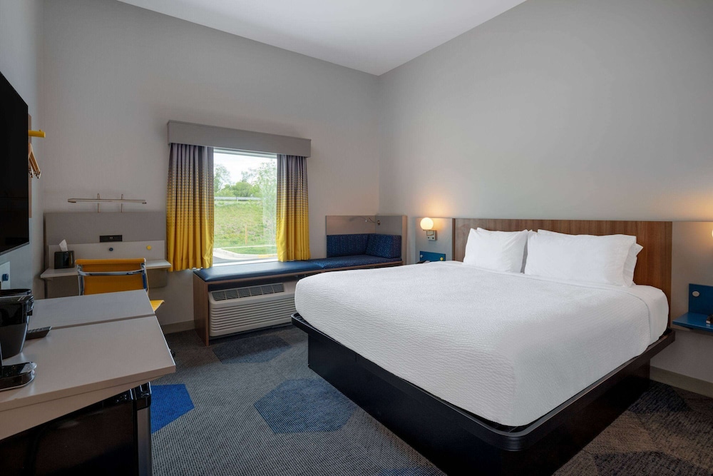 Suite, 1 King Bed, Accessible, Non Smoking - Photo 2