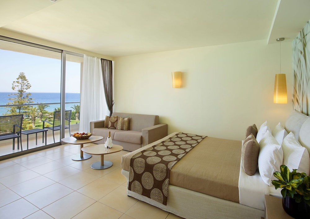 Deluxe Room with Sea View thumbnail 5