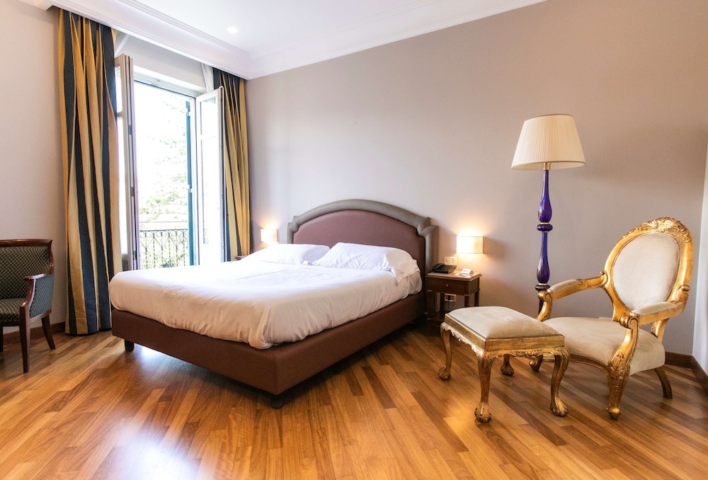 Junior Suite, 1 King Bed, Smoking, Balcony (Shower Only)