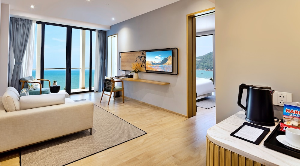 Premier Suite Ocean View King - Photo 7