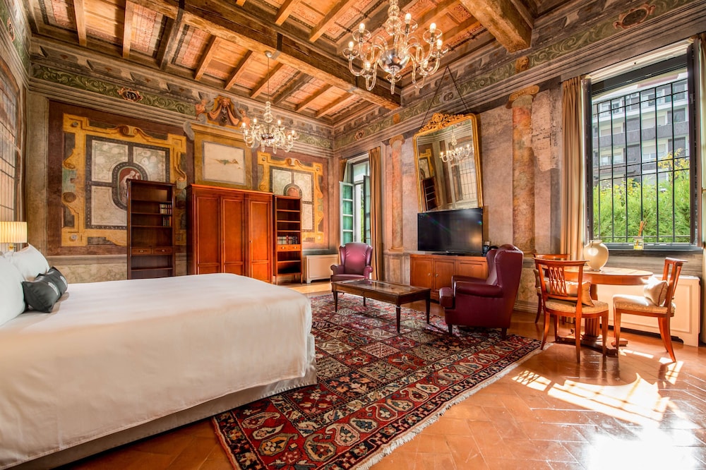 Suite, 1 King Bed (Delia)