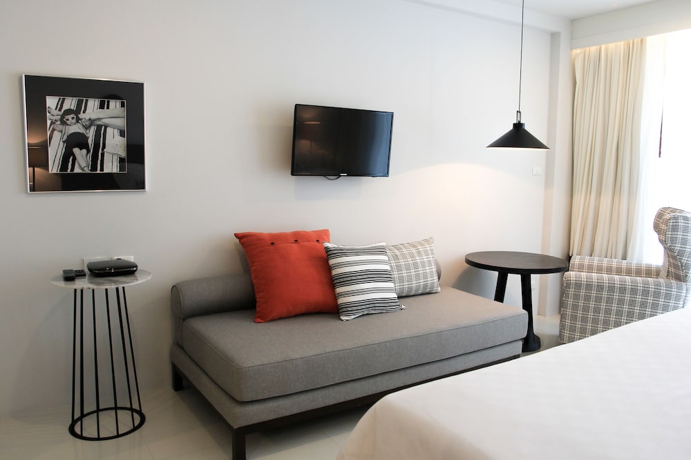 Deluxe Room, Pool View - Photo 8