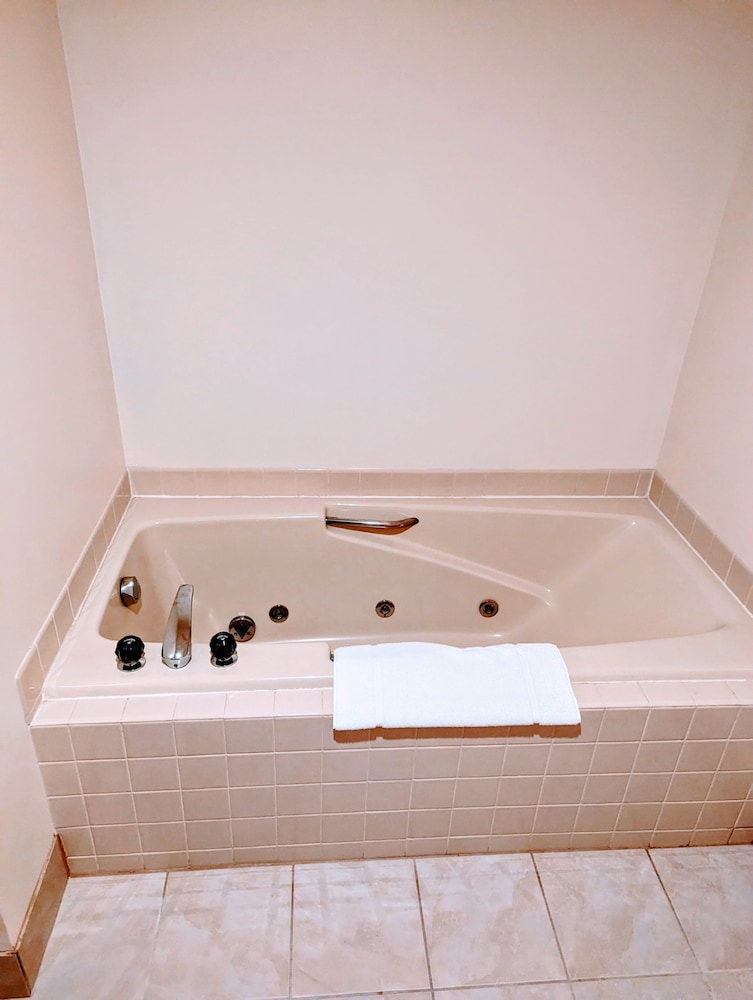 Standard Suite, 1 King Bed - Photo 8