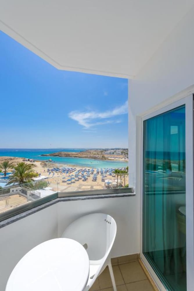 Deluxe Double or Twin Room, Partial Sea View - Photo 2