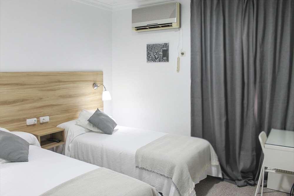 Business Twin Room - Photo 13