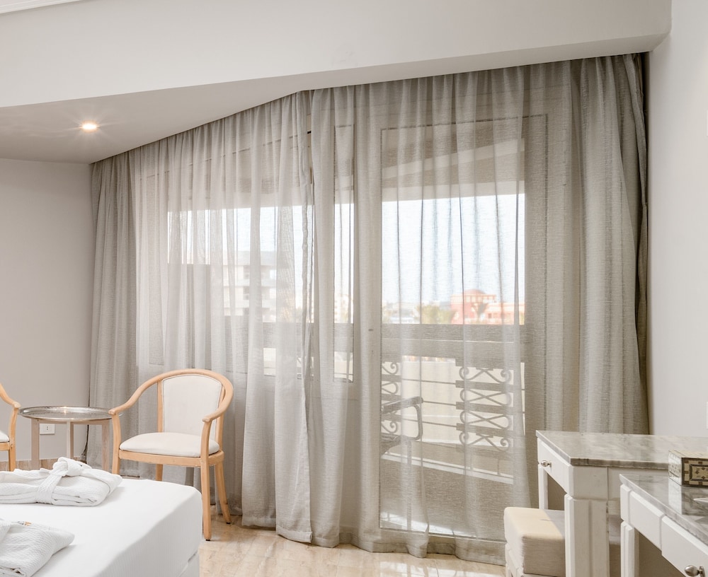 Available room thumbnail 6
