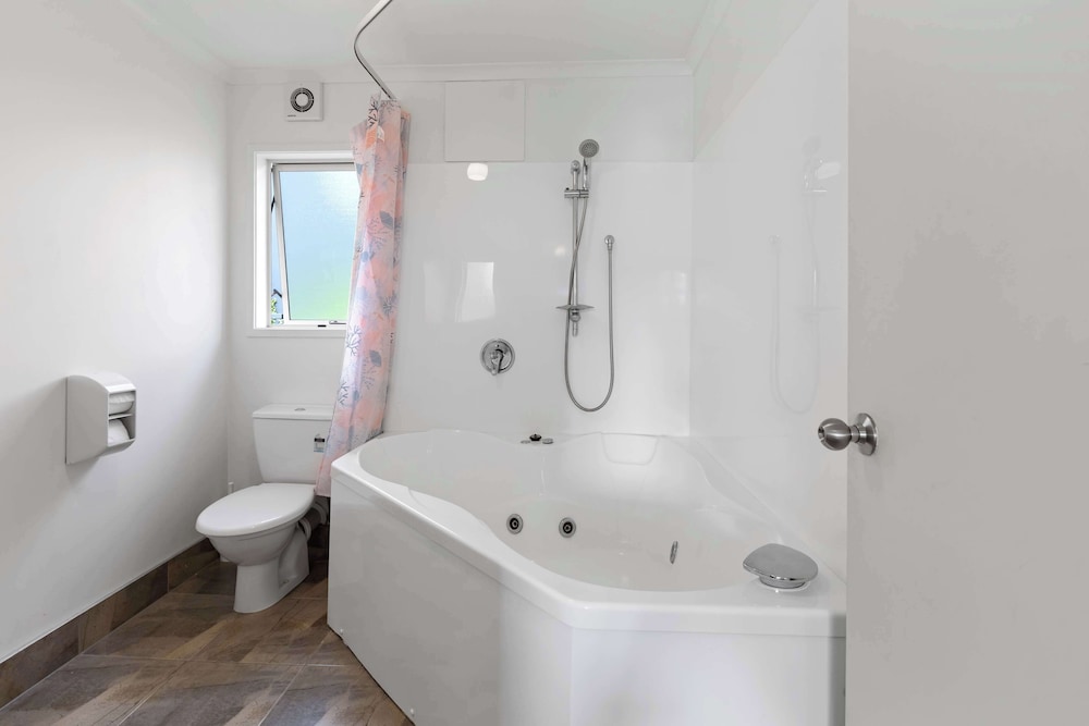 Superior Suite, Multiple Beds, Non Smoking, Kitchen thumbnail 6