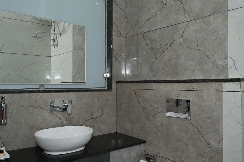 Deluxe Double Room - Photo 16