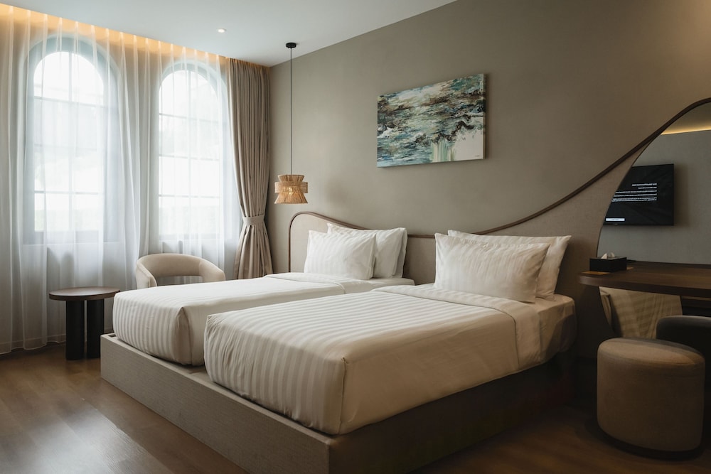 Executive Room East - Photo 1