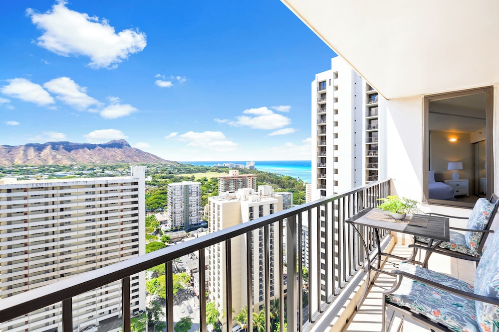 Diamond Head and Ocean views with King Bed and Parking: Suite, 1 Bedroom, Balcony, Ocean View (0071) photo